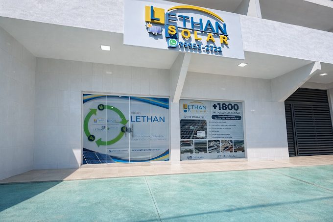 Fachada da sede da Lethan Solar em Cuiabá-MT, R. Ceará 432, CPA II, com placas solares e identidade visual da empresa